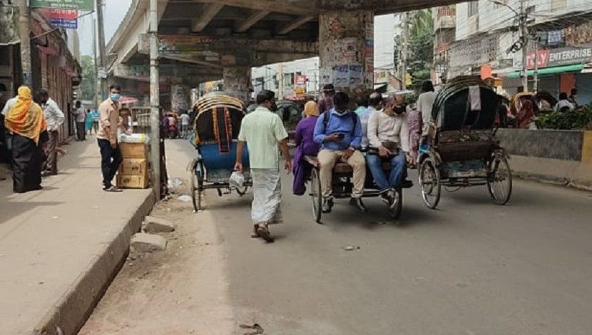 কঠোর লকডাউনের ১২তম দিনে ভ্যান দিয়ে এক সাথে একাধিক যাত্রীর চলাচল। মানা হচ্ছে না স্বাস্থ্যবিধি। ছবি: সান নিউজ।