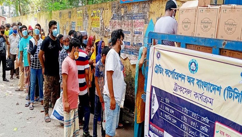 কঠোর লকডাউনের ১২তম দিনে রাজধানীর বাসাবো অঞ্চলে ট্রেডিং করপোরেশন অব বাংলাদেশ (টিসিবি) নিত্যপ্রয়োজনীয় পণ্য বিক্রি করে। তাতে দেখা যায় সাধারণ মানুষের মাঝে স্বাস্থ্য সচেতনতার বিষয়টি উপেক্ষিত।