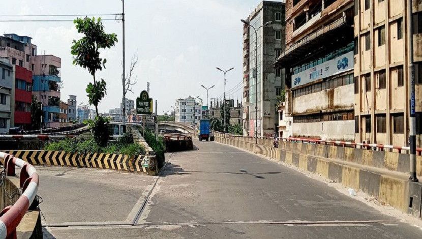 কঠোর লকডাউনের ১২তম দিনে রাজধানীর খিলগাঁও ফ্লাইওভারের চিত্র।