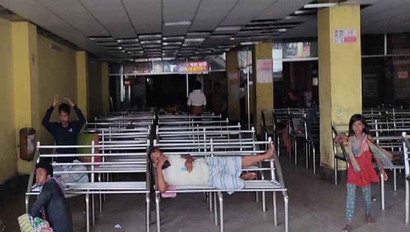 কঠোর লকডাউনের ১৩তম দিন। অলস সময় পার করছেনে পরিহবন শ্রমিকরা। ছবি: সান নিউজ।