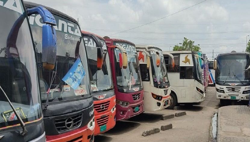 লকডাউনে সারি করে রাখা হয়েছে গাড়ি। তবে ১৪ জুলাই মধ্যরাত থেকে চলবে গণপরিবহন। ছবি: সান নিউজ।