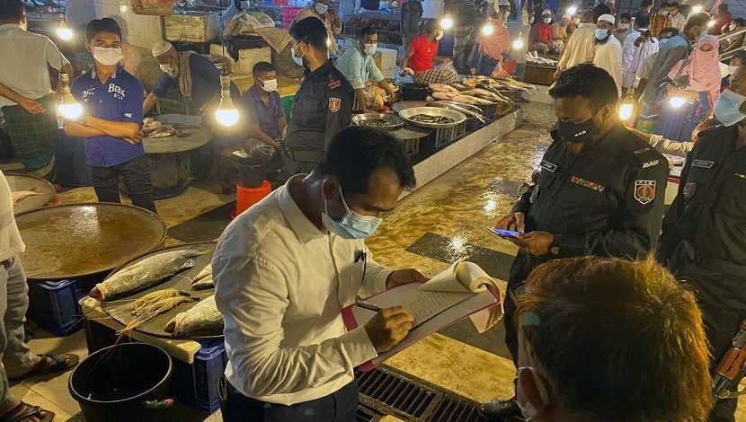 কঠোর লকডাউনে মাছের বাজারে র‌্যাবের অভিযান। ছবিটি ভোলা থেকে তোলা।