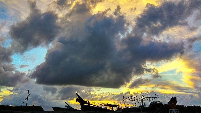 প্রকৃতির এক আপন খেলা। ছবিটি মোংলা সমুদ্রবন্দর থেকে তুলেছেন জাহিদ খান।