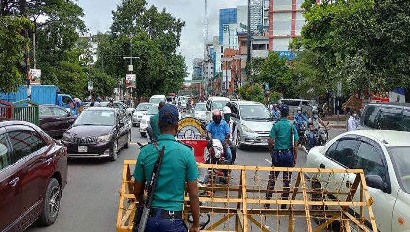 বিধিনিষেধের শেষ দিনে তৎপর পুলিশ। ছবি: সান নিউজ।