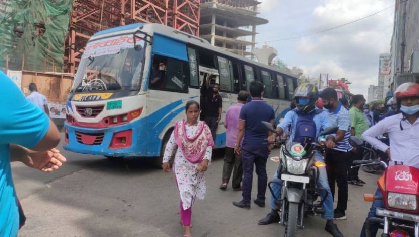 যাত্রী উঠা নামায় রাস্থায় ভীর ( সুলতানা আক্তার)