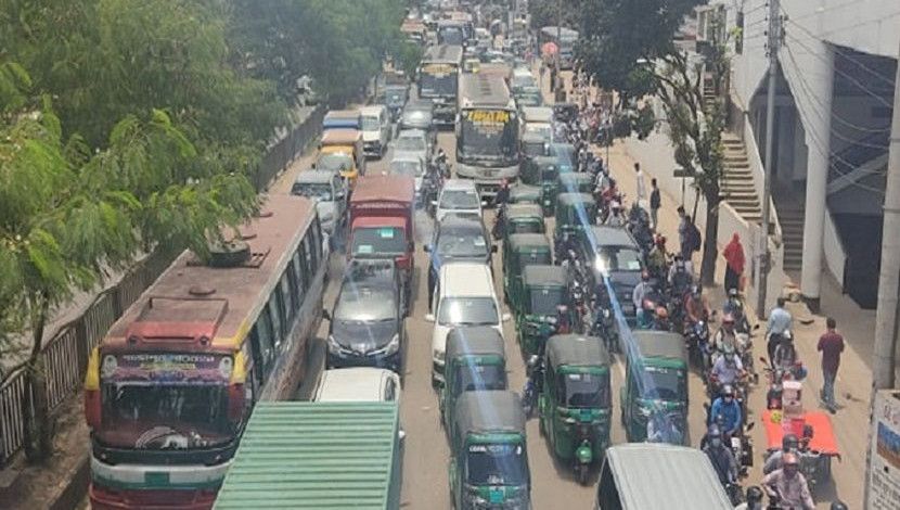 আজ রাজধানীতে সৃষ্টি হয় যানজটের। লকডাউনের পর আজ প্রথম দিন প্রায় সবগুলো সড়কেই এমন চিত্র। ছবি: সান নিউজ