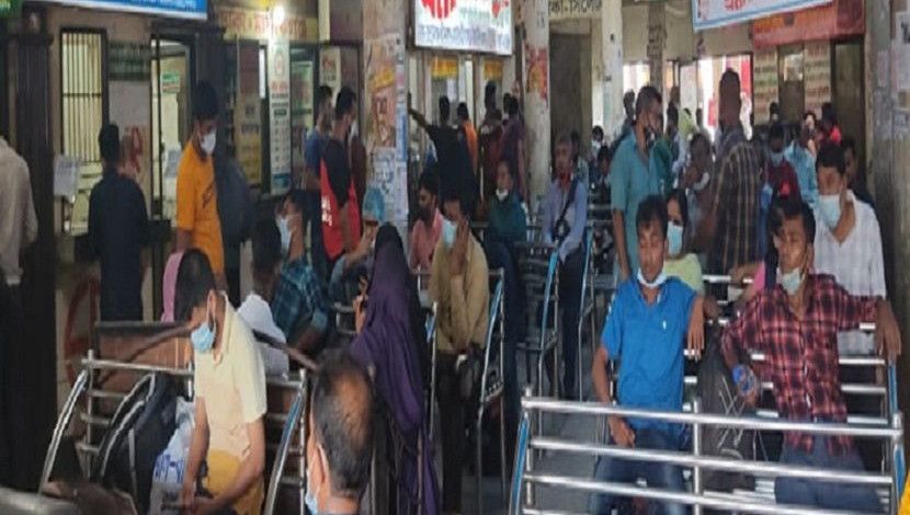 টিকিট কাটতে অপেক্ষারত বাসযাত্রীরা। সব জায়গায় মান হবে স্বাস্থ্যবিধি। ছবি: সান নিউজ