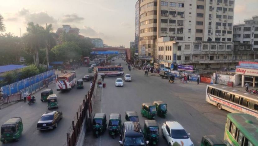 লকডাউনের শিথিলের পর আগের রূপ ধারণ করেছে ফার্মগেট। ( ছবি: সুলতানা আক্তার )