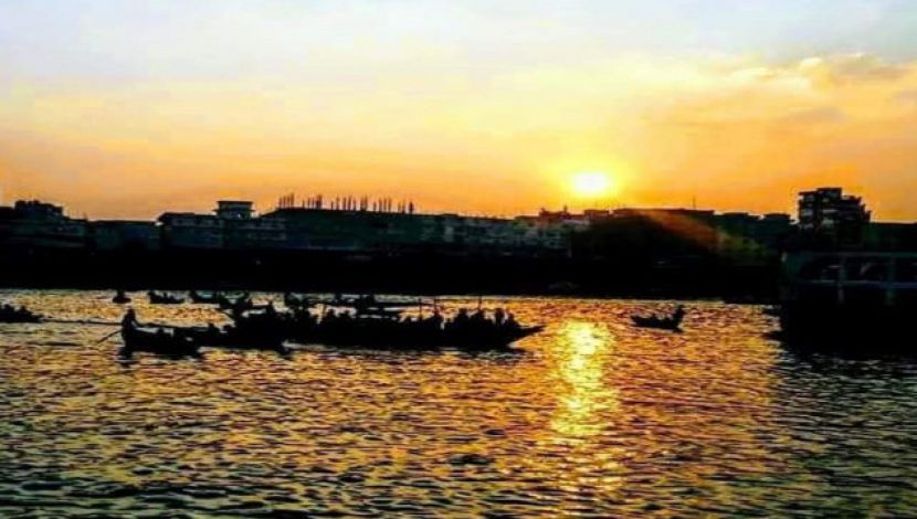 বুড়িগঙ্গা নদী। ছবি :  নাজমুন চৌধুরী।