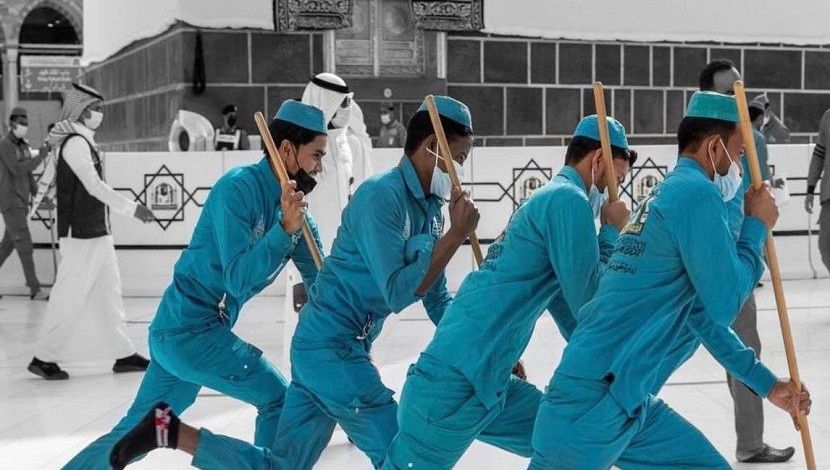 কাবা ঘরের মেঝে পরিষ্কার করা হচ্ছে। এবার স্বল্প পরিসরে হজের সুযোগ পাচ্ছেন কয়েক হাজার মুসল্লি।