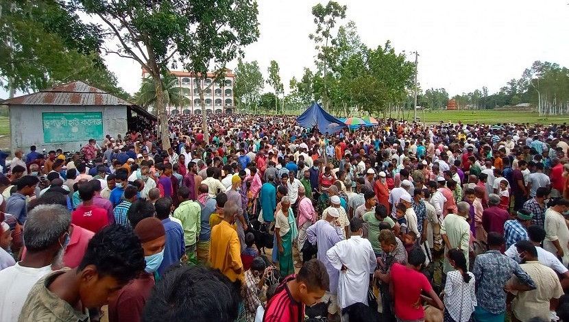 দিনাজপুর জেলার ঘোড়াঘাট থানার ডুগডুগীহাট কলেজ মাঠে কোরবানির পশুর হাটের চিত্র। মানা হচ্ছে না স্বাস্থ্যবিধি। ছবি: সান নিউজ