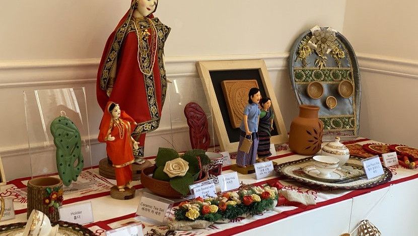 মাল্টি কালচার মিউজিয়ামে ‘বাংলাদেশ প্যাভেলিয়ন’ এ পাটের হস্তলিশ্প, সিরামিক সামগ্রী. কাপড়ের পুতুল, হাতপাখা, নকশী কাঁথা, মাটির হস্তশিল্প, কুলা, ঢেঁকি, পিতলের নৌকা, ঐতিহ্যবাহী পোশাক ইত্যাদি প্রদর্শন করা হয়। ছবি: সিউলস্থ বাংলাদেশ দূতাবাস