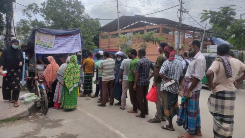 টিভিসি পণ্য নিতে লাইন ( ছবি. সুলতানা আক্তার )