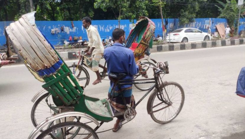 ফোন কথা বলছে রিকশা চালক ( ছবি. সুলতানা আক্তার )