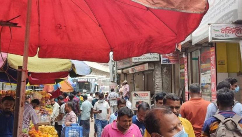 ঘরমুখো মানুষের চলাচল (  ছবি .জাহিদ রাকিব)