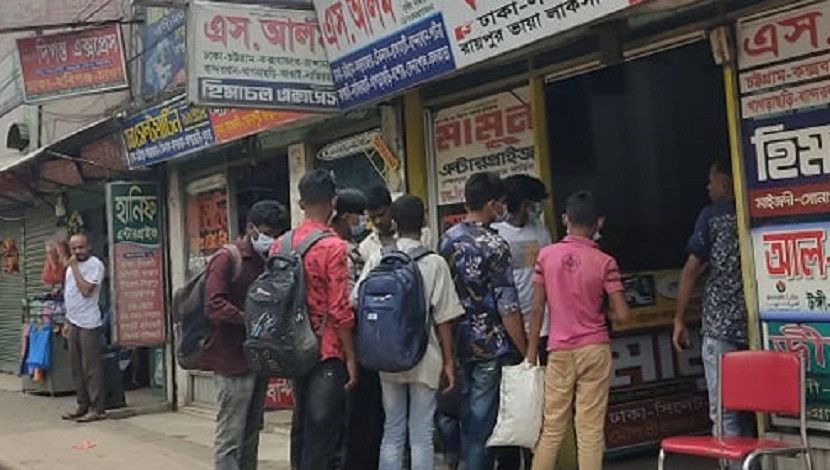 যাত্রীরা মানছেন স্বাস্থবিধি। ছবিটি সায়দাবদ থেকে তোলা