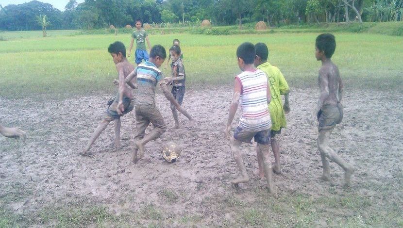 নিশ্চয় মনে পড়ে ছেলেবেলার কথা। মেঘ-বৃষ্টি, কাঁদা কোন কিছুতেই থেমে থাকে না কিশোর জীবন।