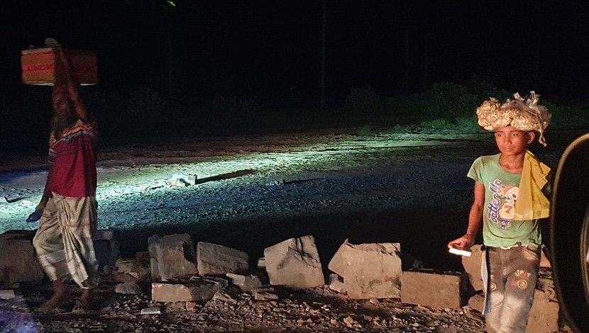 ছবিটি ফেসবুকে নিজের ওয়ালে শেয়ার করে পররাষ্ট্র প্রতিমন্ত্রী মো. শাহরিয়ার আলম, এমপি লেখেছেন ‘রাত বারোটায় ওর বাদাম বিক্রি করার কথা ছিলো না। আমাদের এখোনও অনেক কাজ বাকী।’