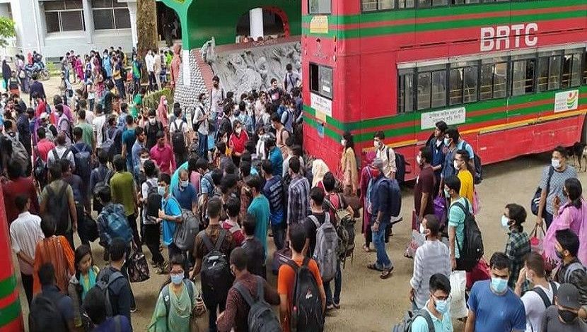 বাড়ি ফিরতে বাসস্টেশনে যাত্রীদের ভিড়।