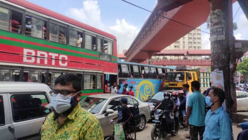 ঈদ উপলক্ষে সড়কে ভিড়( সুলতানা আক্তার)