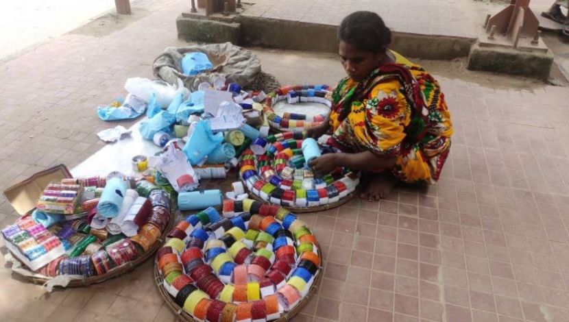 ঈদকে সামনে রেখে বাহারি চুরির আয়োজন নিয়ে বসেছেন চুরি খালা ( ছবি. সুলতানা আক্তার )