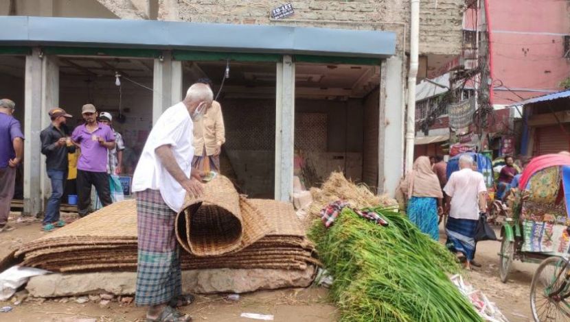 কোরবানি উপলক্ষে রাজধানীতে বেড়েছে চাটাই  বিক্রি , নাখাল  পাড়া  রেলগেট ( ছবি. সুলতানা আক্তার)