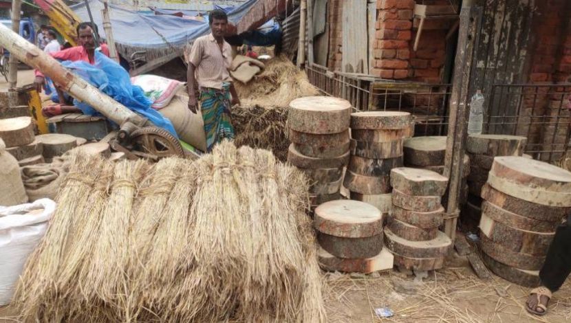 কোরবানি উপলক্ষে  বেড়েছে ‘খাটিয়া’ বিক্রি, স্থান.  নাখাল পাড়া  রেলগেট  ( ছবি. সুলতানা আক্তার )
