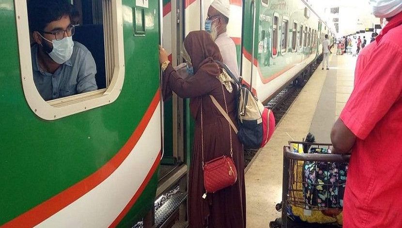 বাড়ি যেতে রেলে উঠছেন এক নারী যাত্রী। কমলাপুর রেল স্টেশনে নেই তেমন কোন ভিড়। ছবি: সান নিউজ।