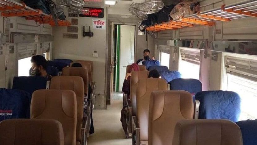 স্বাস্থ্যবিধি মেনে রেলযাত্রীদের গন্তব্যে ফেরা। কমলাপুর থেকে ছবি তুলছেন জাহিদ রাকিব।