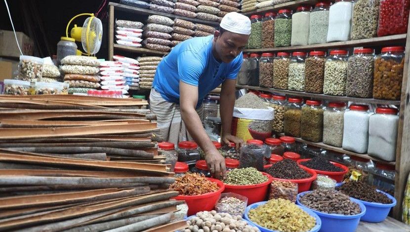 রাজধানীর কাপ্তান বাজারে মসলার পসরা নিয়ে বসেছেন দোকানি। ছবি:  ইন্দ্রজিৎ কুমার ঘোষ