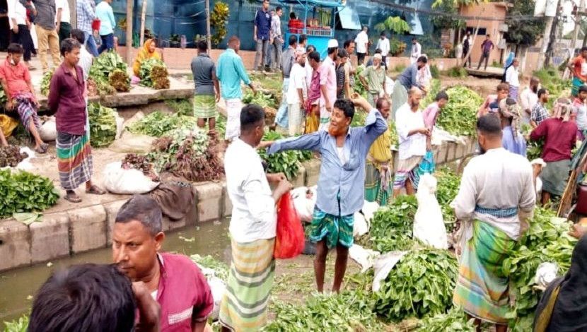 করোনা মহামারিতে কাঁচাবাজারে স্বাস্থ্যবিধি উপেক্ষিত।  ছবি- মেহেদী হাসান রাজু, স্থান- হেমায়েতপুর, সাভার