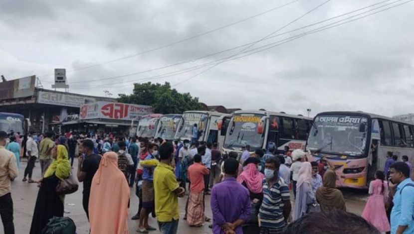 নিদিষ্ট গাড়ির  জন্য অপেক্ষায় যাত্রীরা । মহাখালী বাস টার্মিনাল ,ছবি  জাহিদ রাকিব