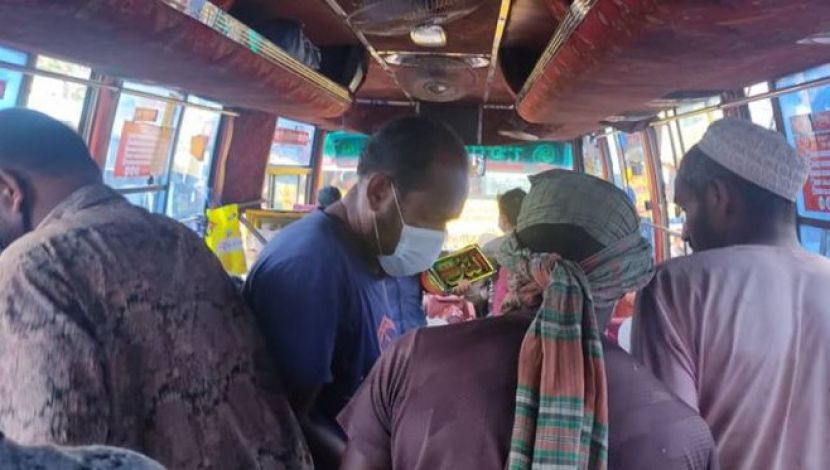 স্বাস্থ্য বিধি না মেনে বাসভর্তি যাত্রী নিচ্ছে উত্তরবঙ্গ গামী সব বাসগুলো  (ছবি. জাহিদ রাকিব)