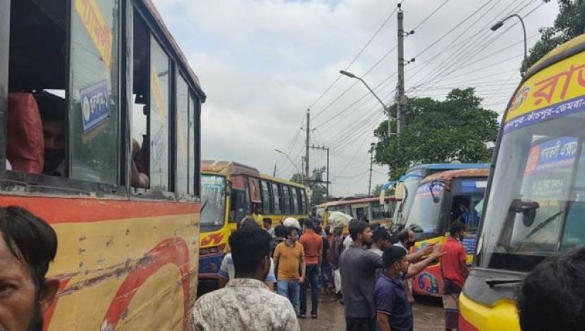 গাবতলি বাস টার্মিনালে ঘরমুখো মানুষের ভিড়। স্থান- গাবতলি ( ছবি. জাহিদ রাকিব)