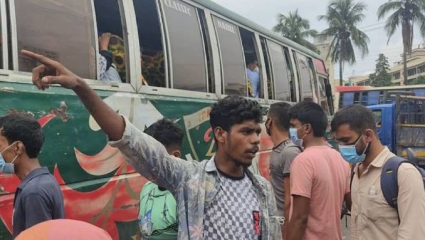 বাসের হেলপাররা মানছে না  স্বাস্থ্যবিধি   স্থান - গাবতলি ( ছবি. জাহিদ রাকিব)