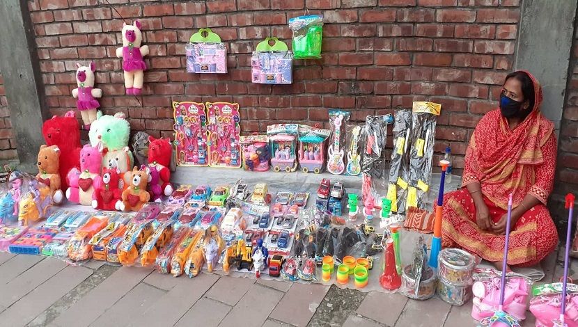 বেচা-বিক্রি নেই,  তবুও পসরা সাজিয়ে বসে আছে এক জীবন সংগ্রামী নারী। ছবিটি রাজধানীর হাতিরঝিল এলাকা থেকে তোলা হয়েছে। ছবি : মেহেদী হাসান।