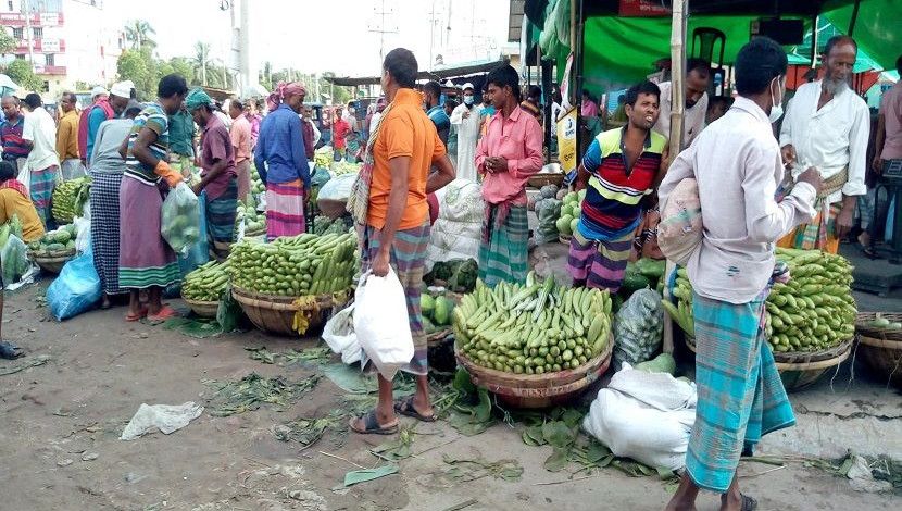 লকডাউনেও স্বাস্থ্যবিধি উপেক্ষিত সাভারের কাঁচাবাজারে। ছবি- মেহেদী হাসান রাজু, সাভার