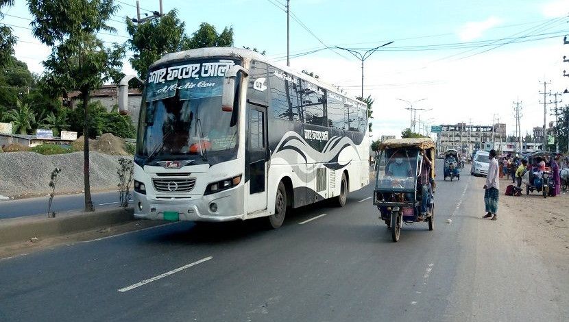কঠোর লকডাউনে যানবাহন চলাচল বন্ধ থাকার কথা থাকলেও মহাসড়কে চলছে দূরপাল্লার বাস। ছবি- মেহেদী হাসান রাজু, সাভার