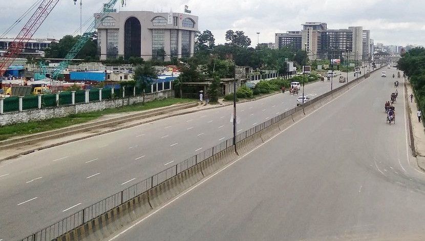 কঠোর লকডাউনের প্রথম দিনে হযরত শাহজালাল আন্তর্জাতিক বিমানবন্দর এলাকার দৃশ্য। ছবি: পিআইডি