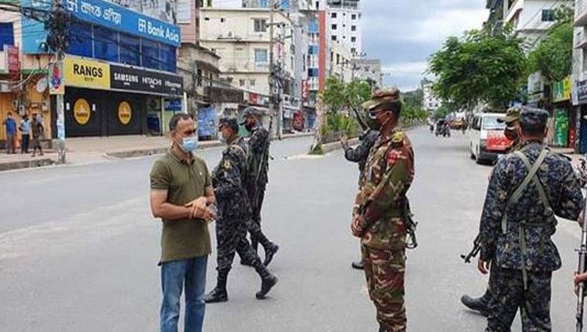 কঠোর লকডাউনের প্রথম দিন (২৩ জুলাই) রাজশাহী নগরীতে সাধারণ মানুষের মাঝে বিধিনিষেধ বিষয়ে সচেতন করতে মাঠে প্রশাসন, সেনাবাহিনী। ছবি: পিআইডি