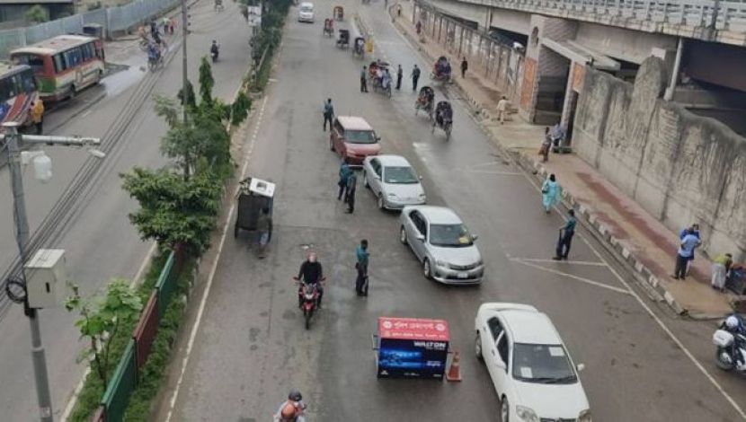 বেড়েছে প্রাইভেট গাড়ি , রয়েছে পুলিশ চেকপোস্ট ( ছবি. জাহিদ রাকিব)