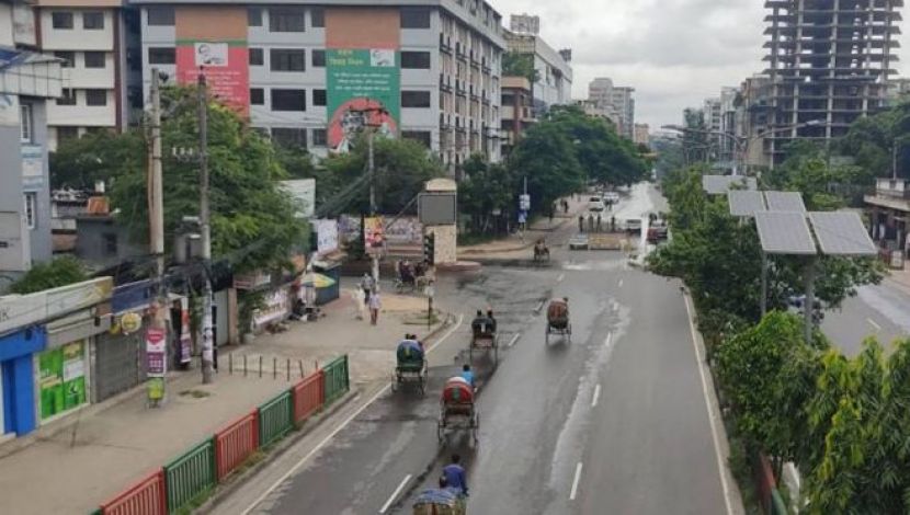 দোকান পাট সব বন্ধ  সড়কে চলছে রিকশা (ছবি. জাহিদ রাকিব)