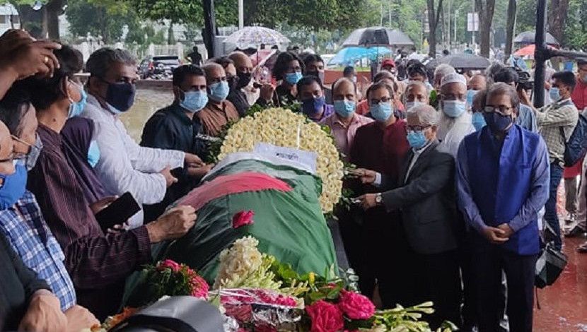 শহীদ মিনারে ফকির আলমগীরের মরদেহে শেষ শ্রদ্ধা জানান ঢাকা বিশ্ববিদ্যালয়ের উপাচার্য ড. মো. আখতারুজ্জামান। ছবি: সান নিউজ