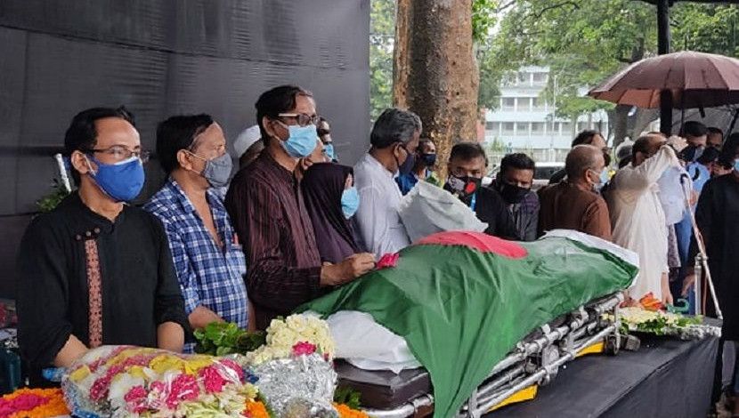 শহীদ মিনারে ফকির আলমগীরের মরদেহে শেষ শ্রদ্ধা জানান বিভিন্ন সংগঠনের নেতৃবৃন্দ। ছবি: সান নিউজ