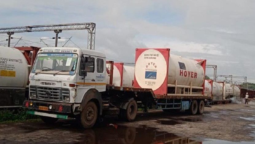 বাংলাদেশের জন্য ১০টি কন্টেইনারে ২০০ এমটি তরল মেডিকেল অক্সিজেন (এলএমও) পরিবহণ করবে ভারতীয় রেলওয়ের অক্সিজেন এক্সপ্রেস। ইতোমধ্যে সকাল ৯টা ২৫ মিনিটে এসব লোডিং সম্পন্ন হয়েছে। ছবি: ভারতীয় হাই কমিশন