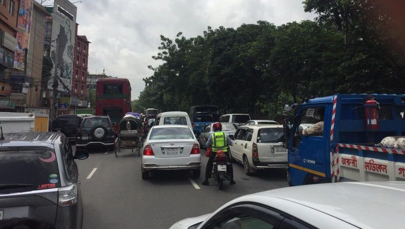কঠোরতম লকডাউনের তৃতীয় দিনে সকাল পৌনে দশটায় ধানমন্ডির রাসেল স্কয়ারের চেক পয়েন্টে লেগে যায় যানজট। ছবি-  সান নিউজ, ঢাকা।