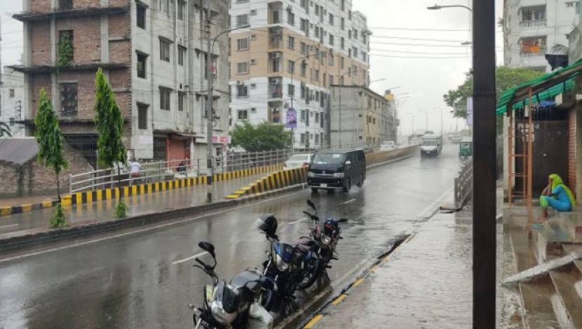 বৃষ্টিতে রাজপথ ফাঁকা নেই ( ছবি. জাহিদ রাকিব)