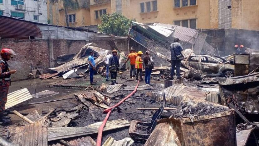 মতিঝিলে আগুন পুরে গেছে গ্যারেজ (  ছবি.জাহিদ রাকিব)