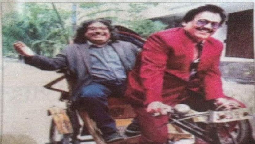 সদ্য প্রয়াত বন্ধু ফকির আলমগীর-কে  নিয়ে শখের বসে রিকশা চালাচ্ছেন ফেরদৌস ওয়াহিদ। ছবি- সংগৃহীত