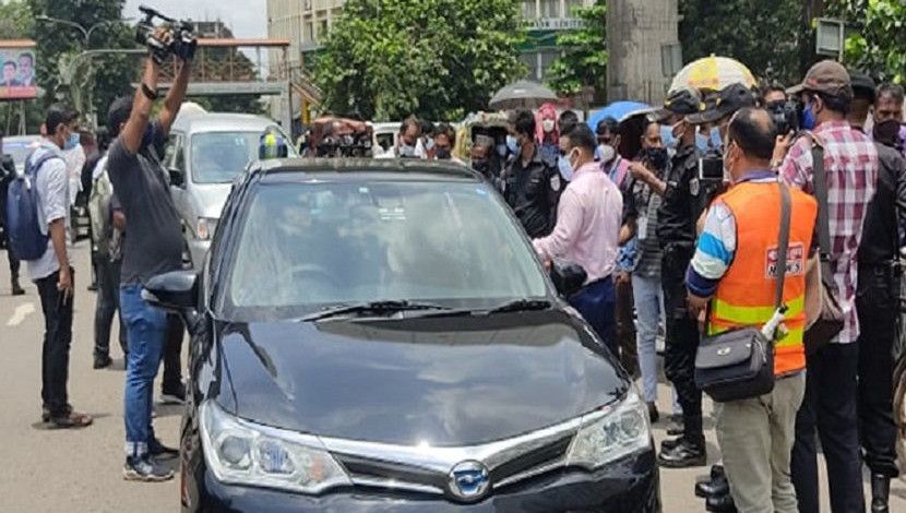 লকডাউনের তৃতীয় দিনে (২৫ জুলাই) রাজধানীতে র‌্যাবের অভিযান। ছবি: জাহিদ রাকিব